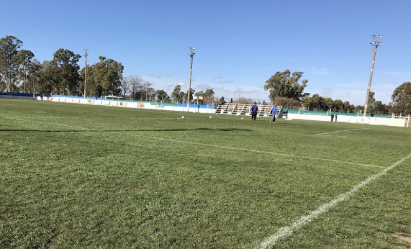 La cancha de Embajadores ser de csped sinttico
